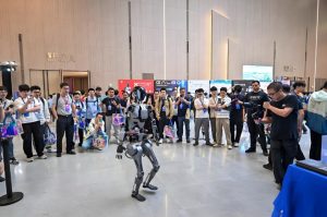 智能时代的先锋：机器人定制服务助力各行业转型升级