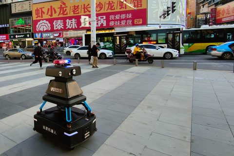 室外巡检机器人具备迎宾功能吗？全面解读机器人多元化应用